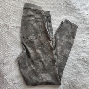 SPANX Gray Camouflage Leggings
